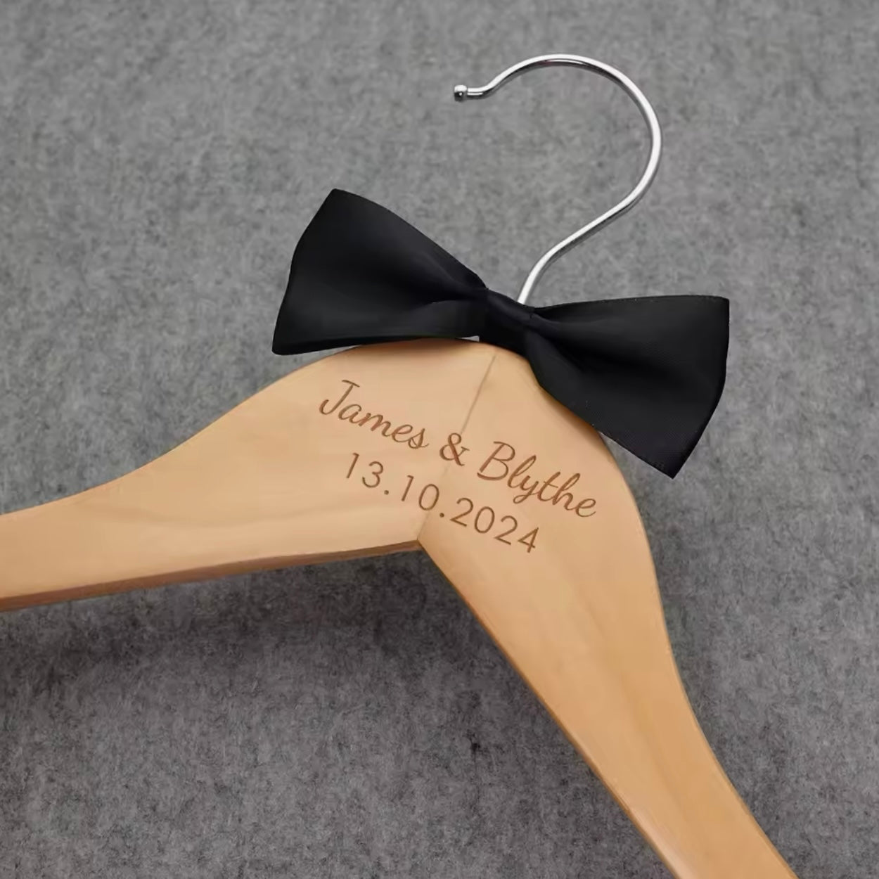 קולב עם שמות ותאריך לחתן וכלה